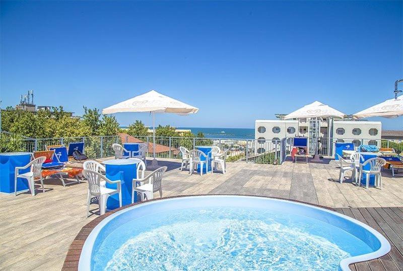 Hotel Leonardo Cesenatico Exteriör bild