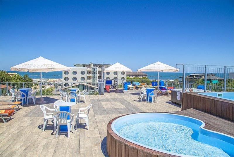 Hotel Leonardo Cesenatico Exteriör bild
