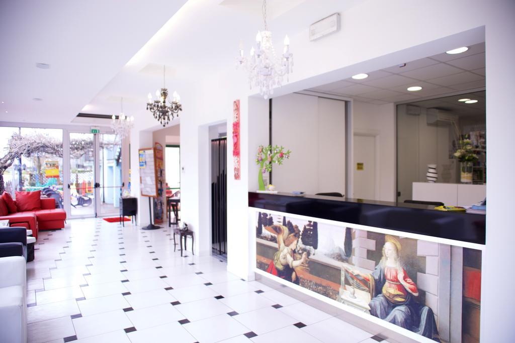 Hotel Leonardo Cesenatico Exteriör bild