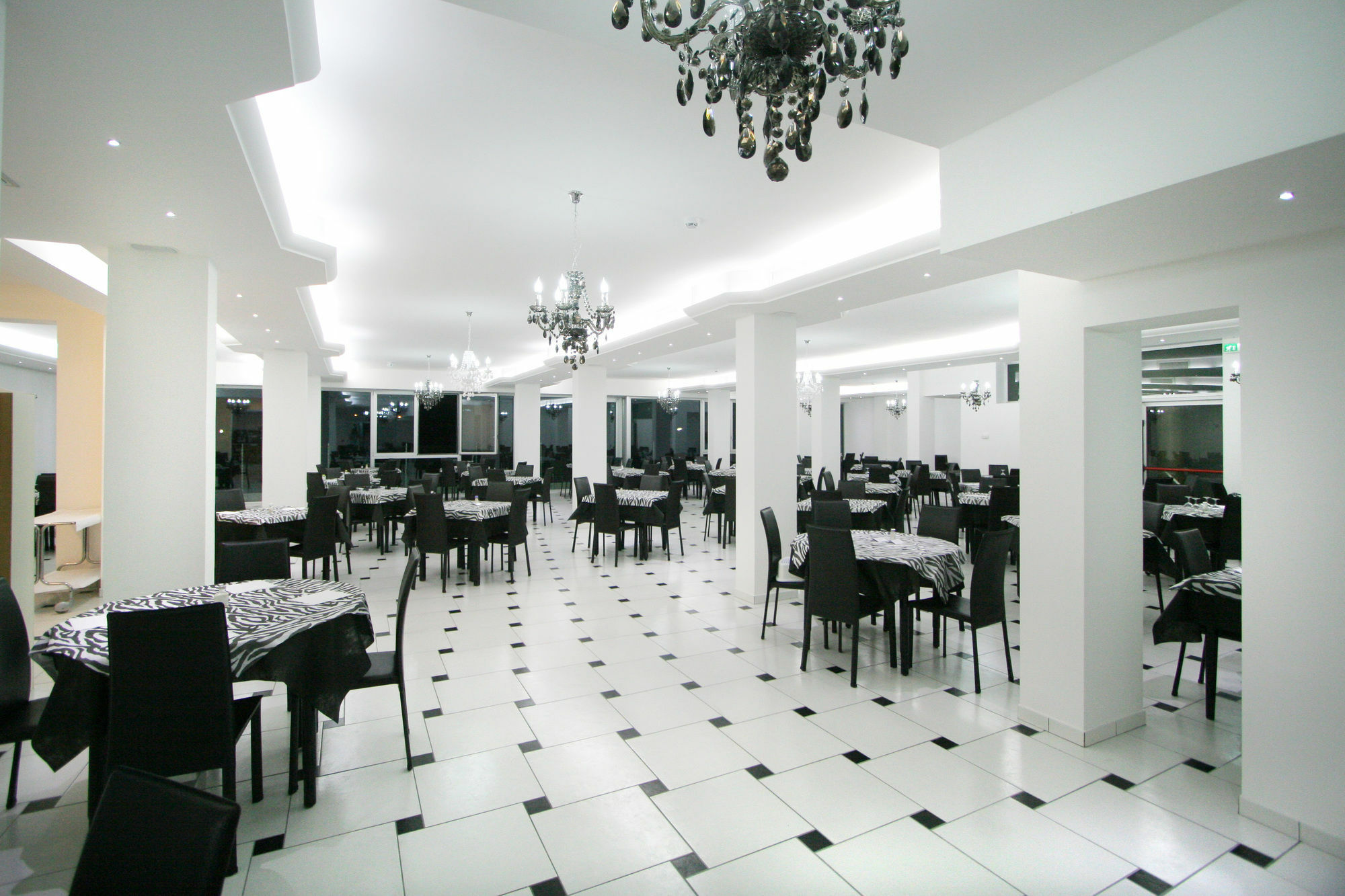 Hotel Leonardo Cesenatico Exteriör bild